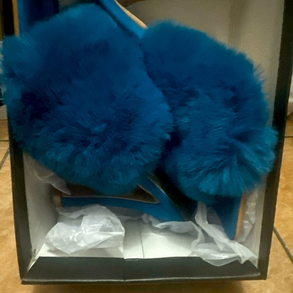 Blue fluffy heels - Picture 1 of 3